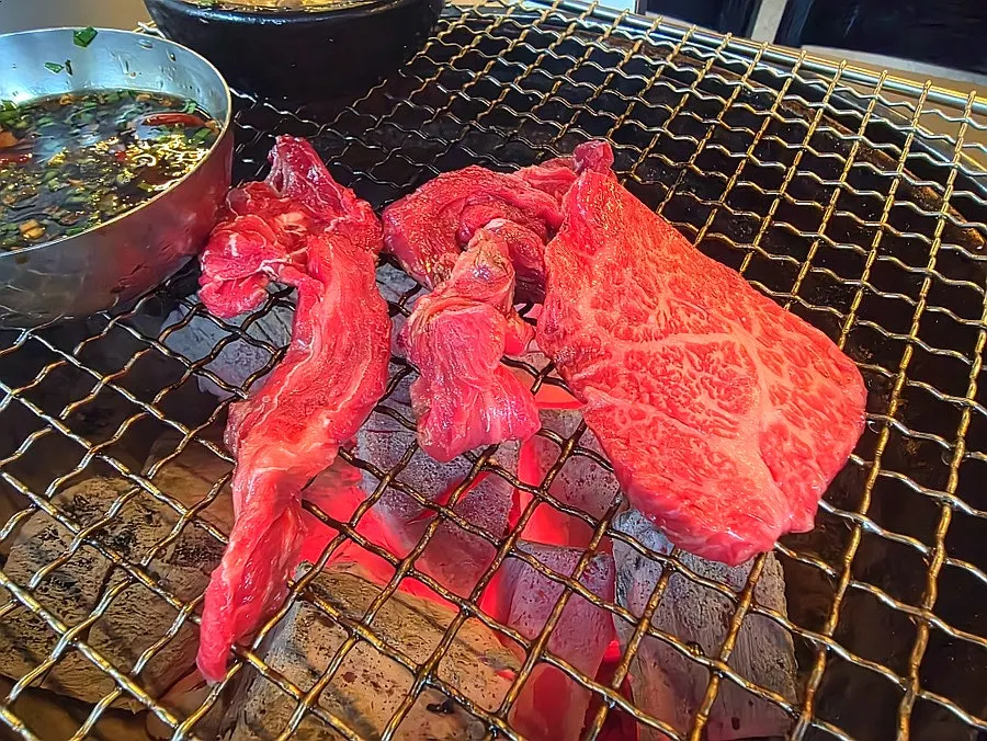 돌격한우 구이와 식사류 메뉴 구성