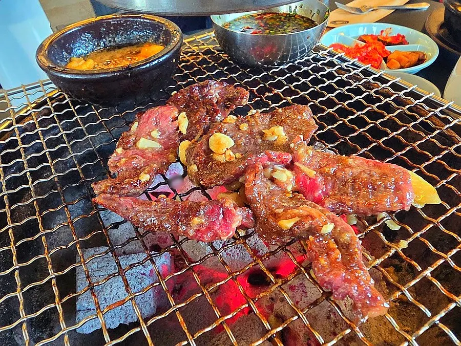 기름이 올라오는 돌격차돌박이 구이