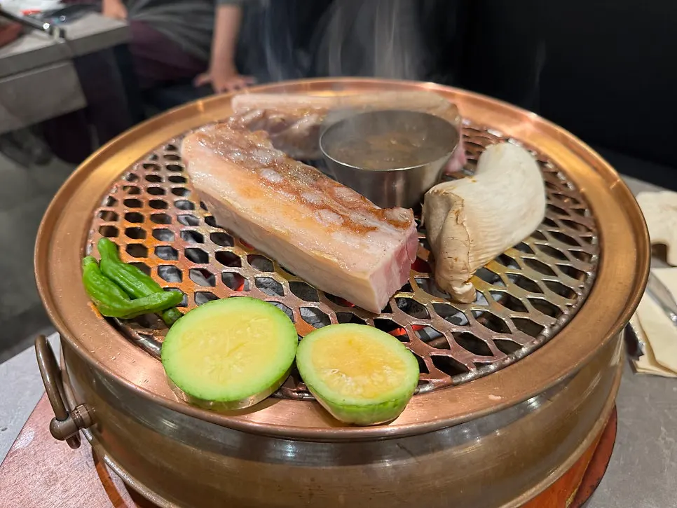 Staff member grilling the oegyeopsal directly