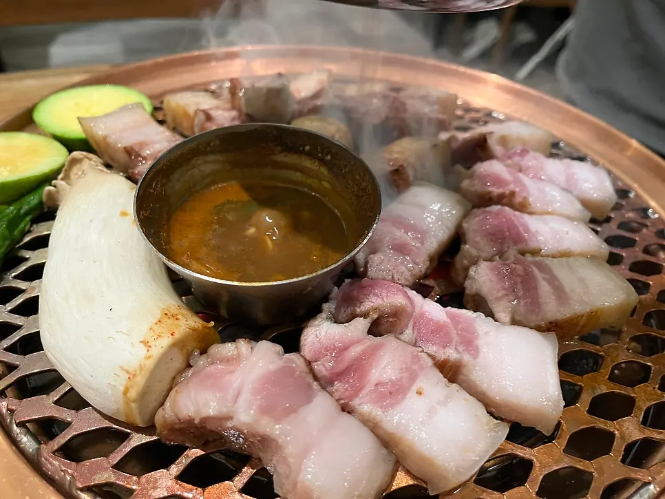 Jeju black pork oegyeopsal grilling to a golden brown