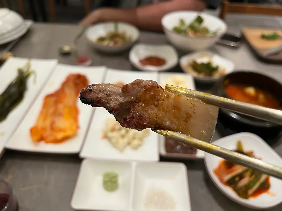 A full plate of sliced, grilled black pork oegyeopsal