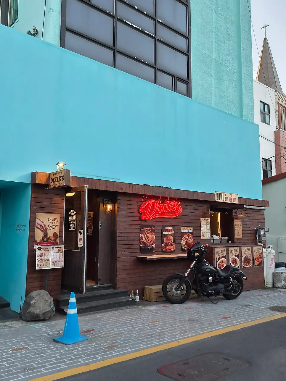 딕시스 입구 주변 거리 풍경
