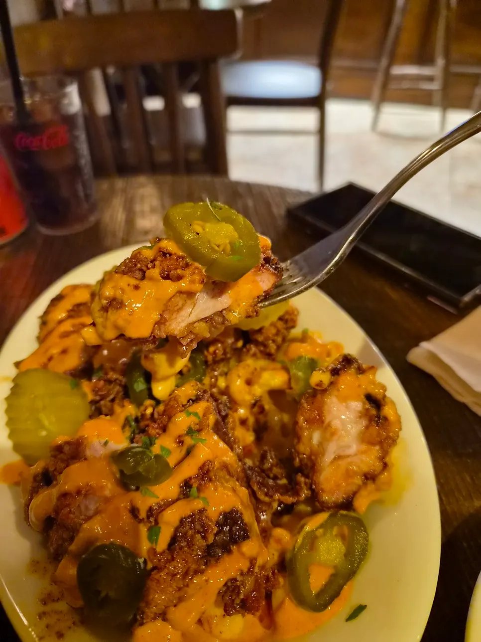 꾸덕한 맥앤치즈와 매콤한 핫치킨을 떠올린 모습