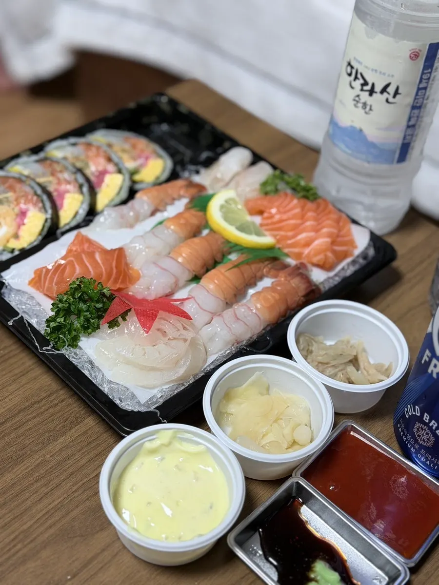 住宿夜宵的刺身和后卷寿司照片