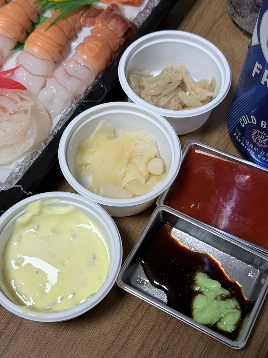 汉拿山烧酒和外带食物照片