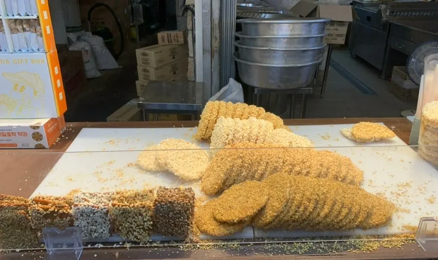 Gwajul being portioned into bite-sized pieces