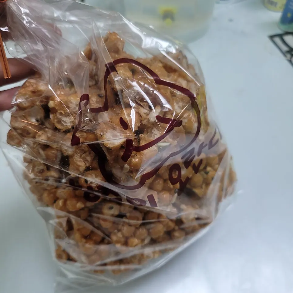 A ₩12,000 bag of oranda