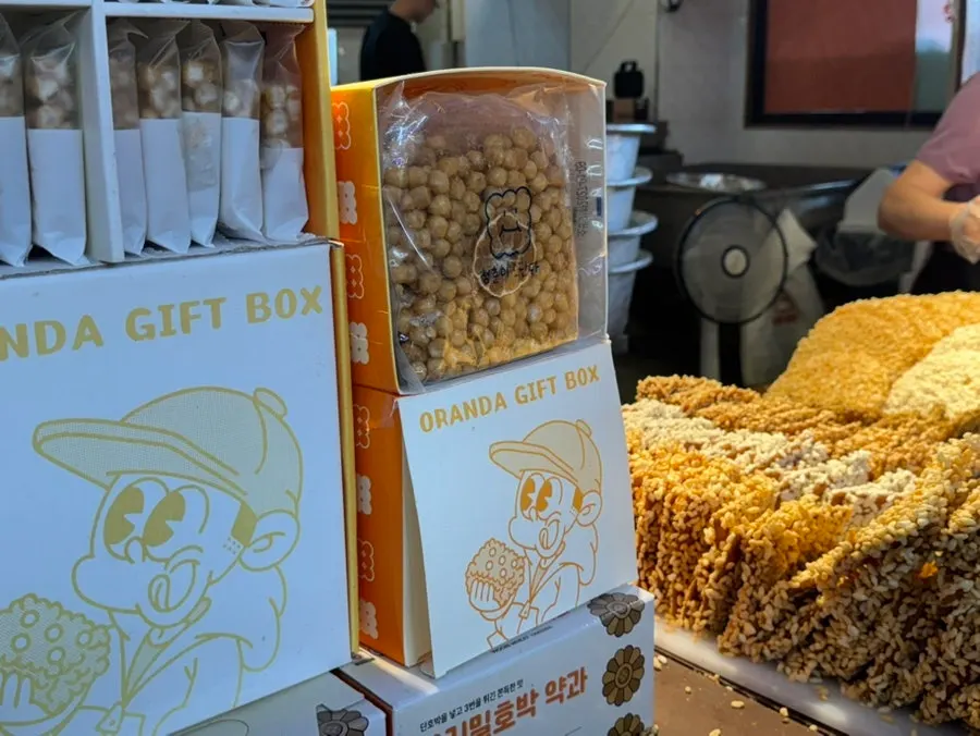 동문시장 청춘이오란다 간판과 진열대
