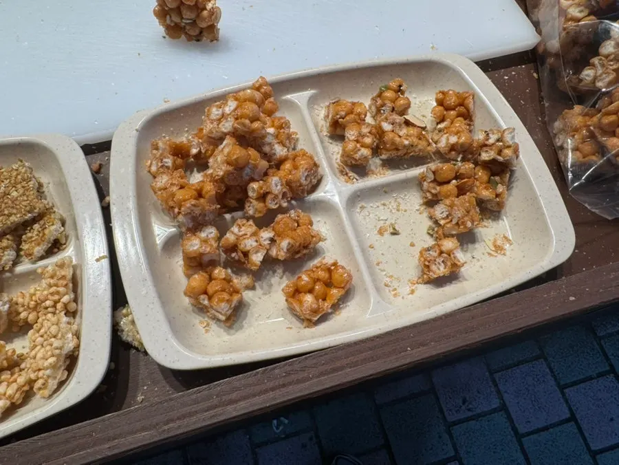 초코·흑임자·녹차 토핑 오란다 도넛