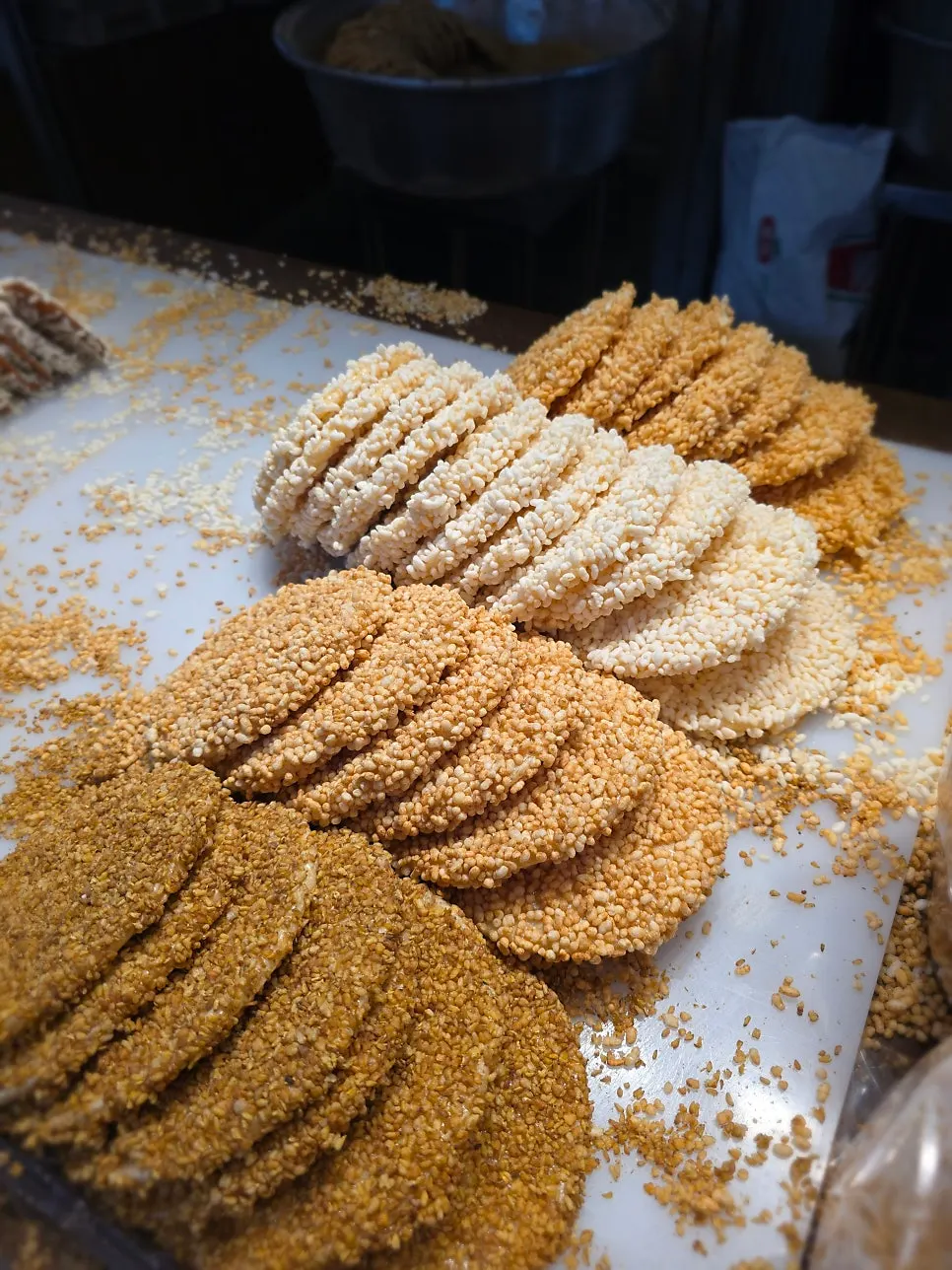 Baekmi gwajul topped with puffed rice