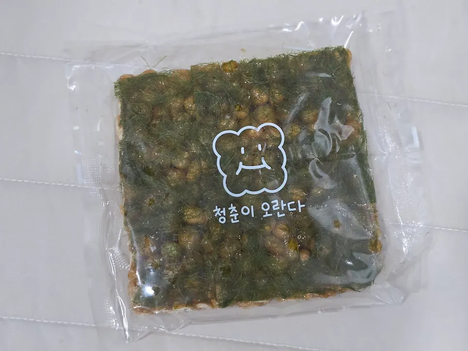 Square gamtae oranda covered in seaweed