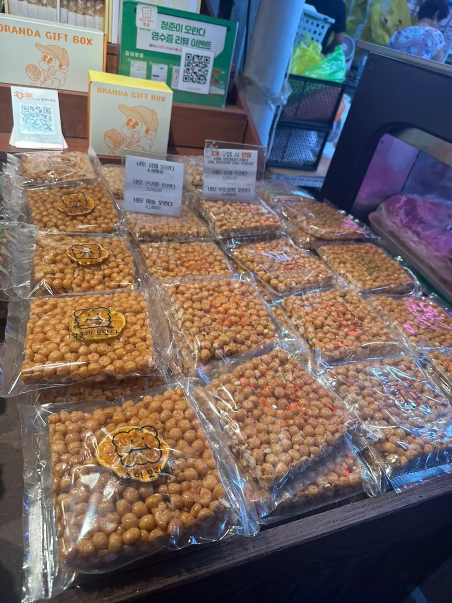 다양한 맛의 오란다 도넛 진열대