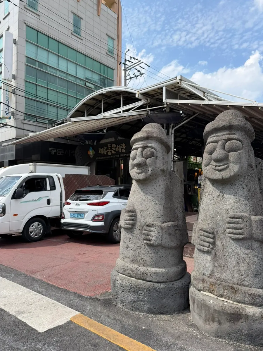 Pemandangan pintu masuk Pasar Dongmun Jeju