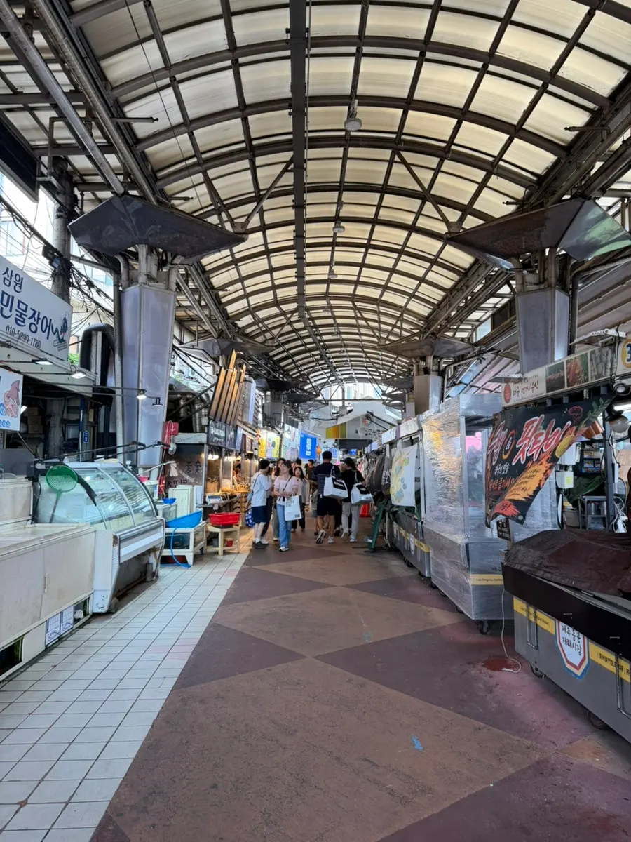 Suasana lorong kedai dalam Pasar Dongmun