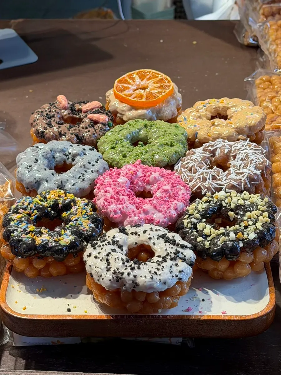 Pameran oranda berbentuk donut
