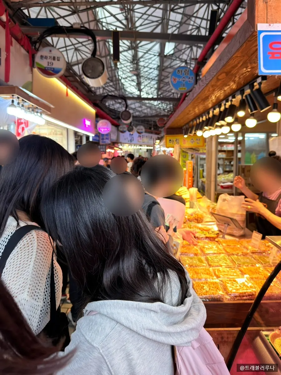 청춘이오란다 매장 안 선물세트 진열대