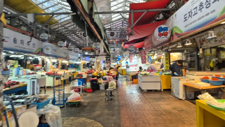 Pasillo del mercado Dongmun de Jeju temprano por la mañana
