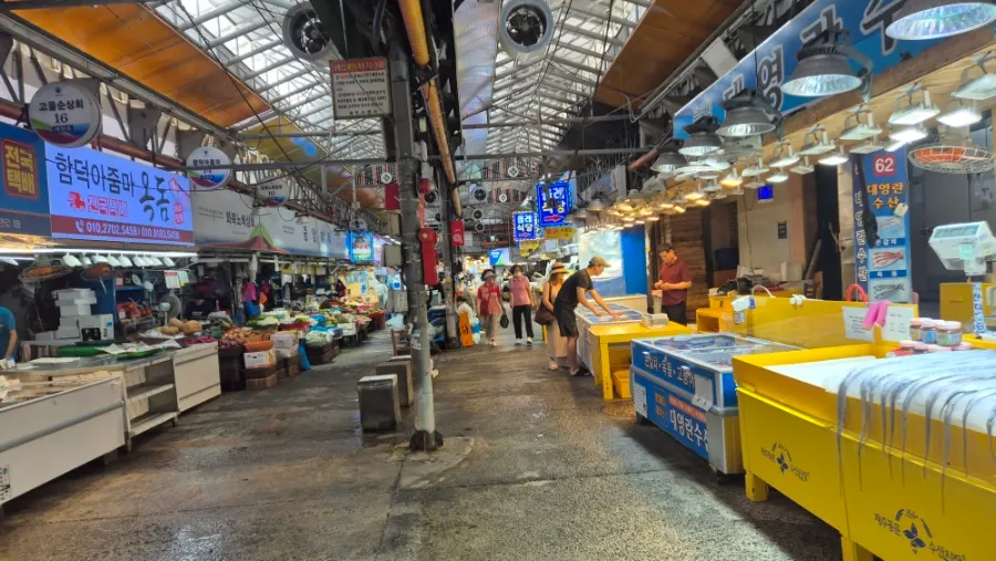 Interior del mercado Dongmun en horario de mañana, tranquilo