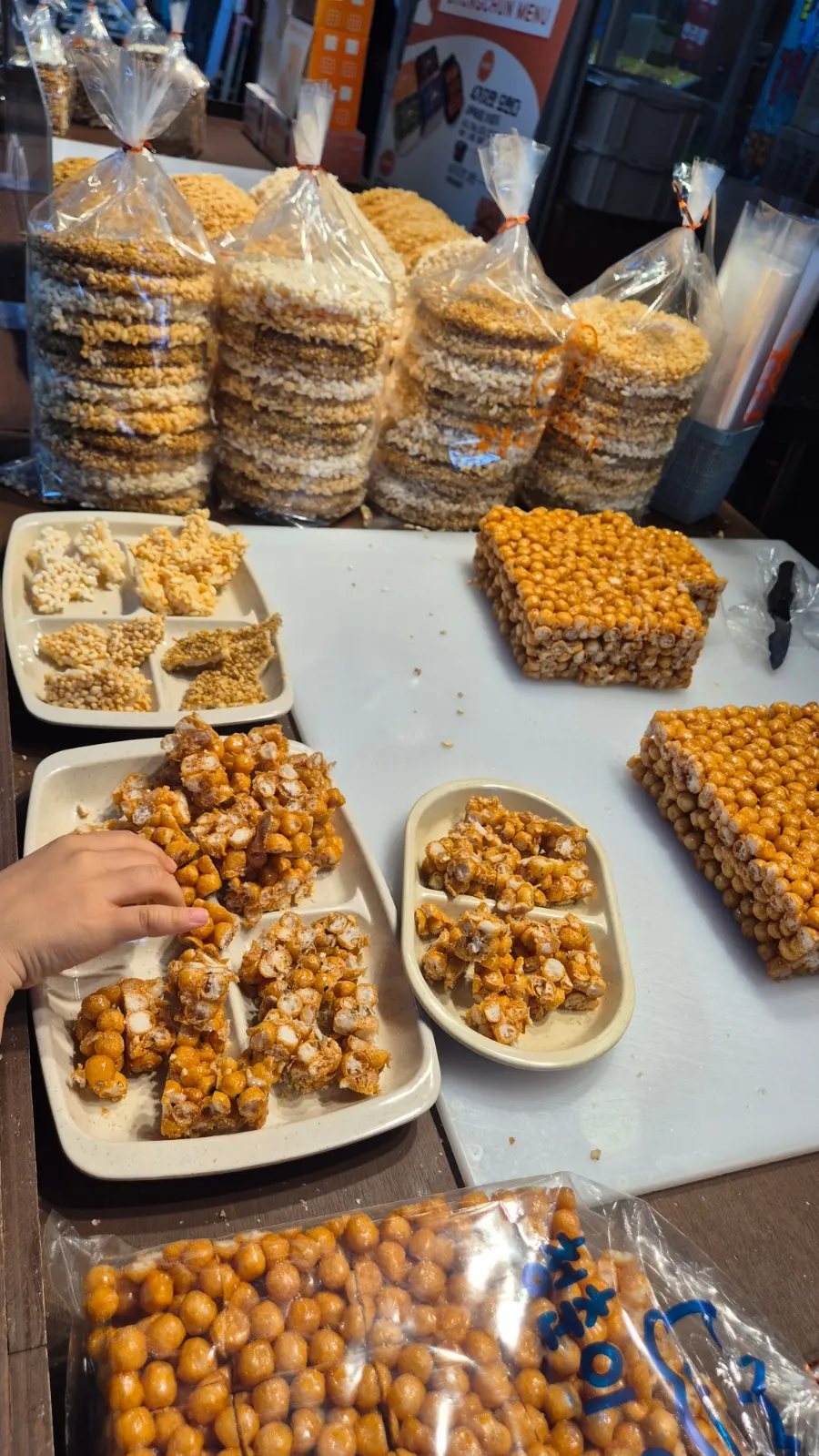 Niños probando y eligiendo sabores en la degustación