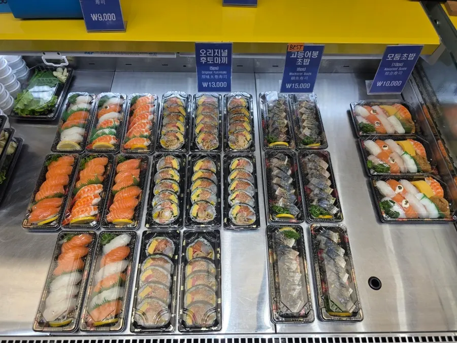 摆放着斗通会菜品的展示柜
