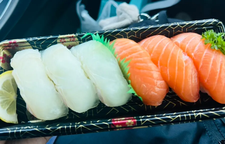 打包带回的三文鱼寿司和比目鱼寿司