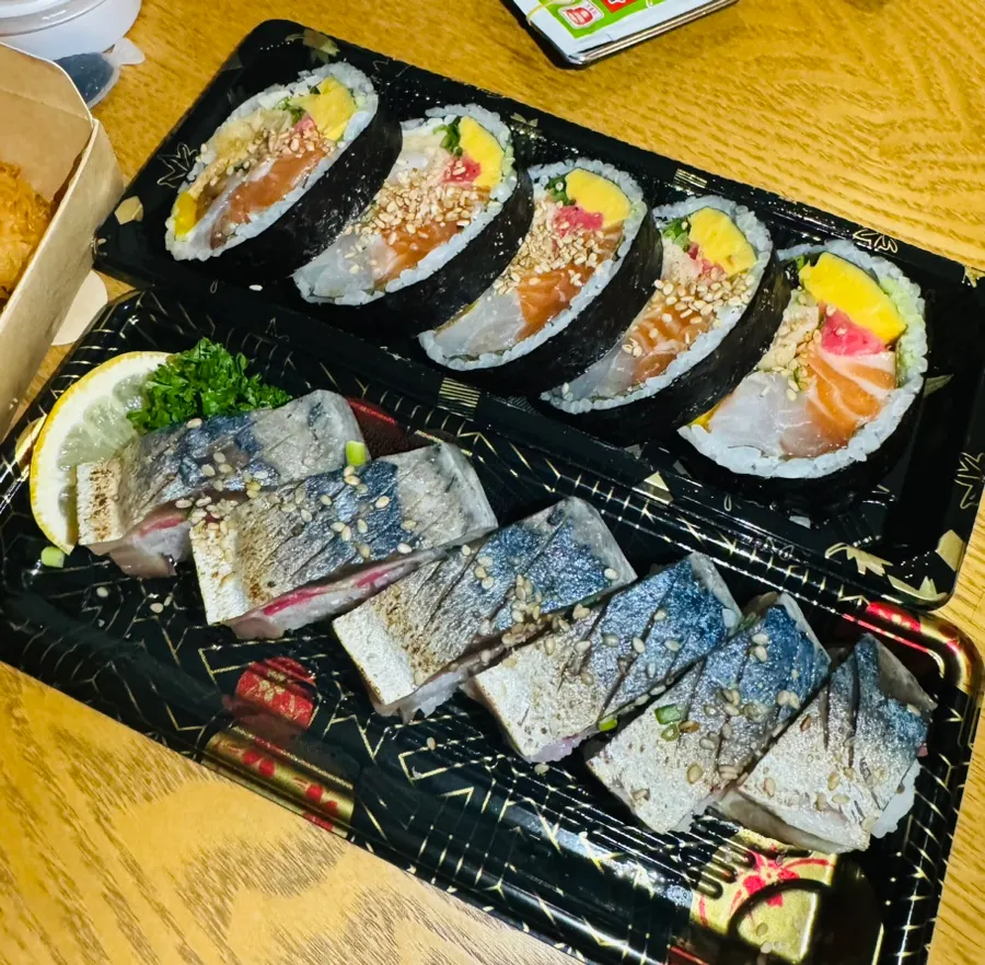 打包的大块青花鱼压寿司和粗卷寿司