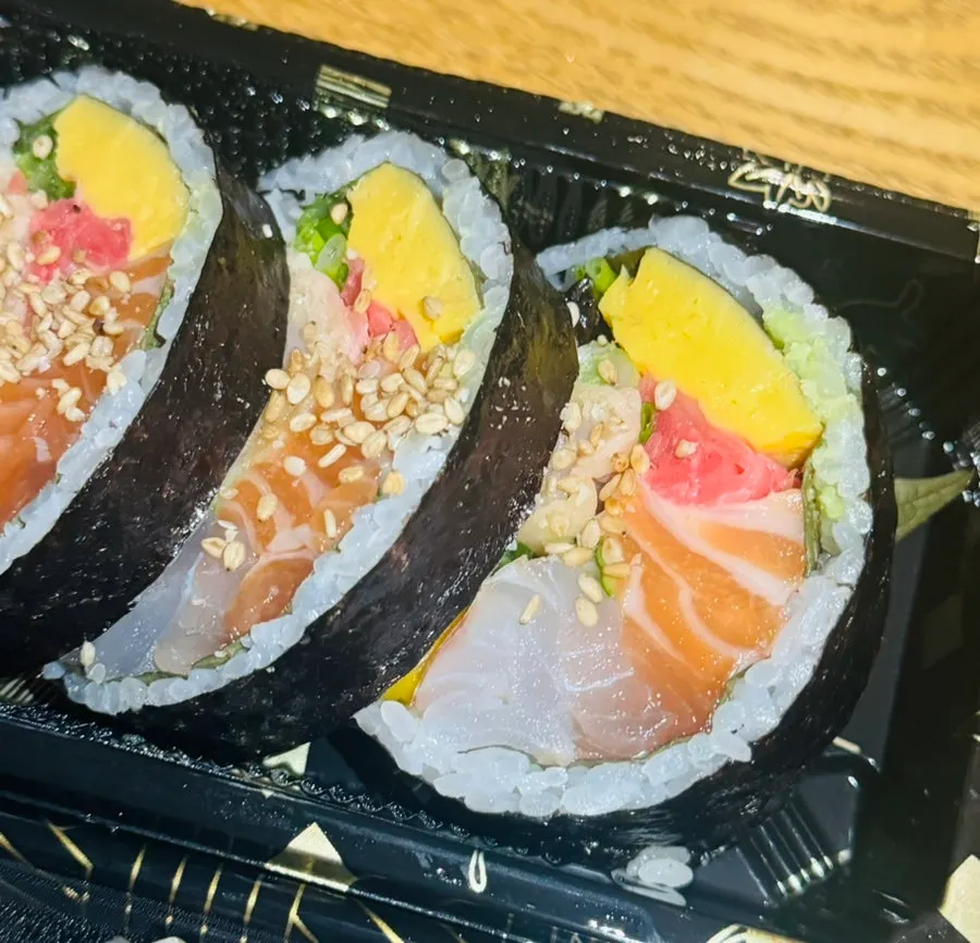 馅料满满的粗卷寿司切面