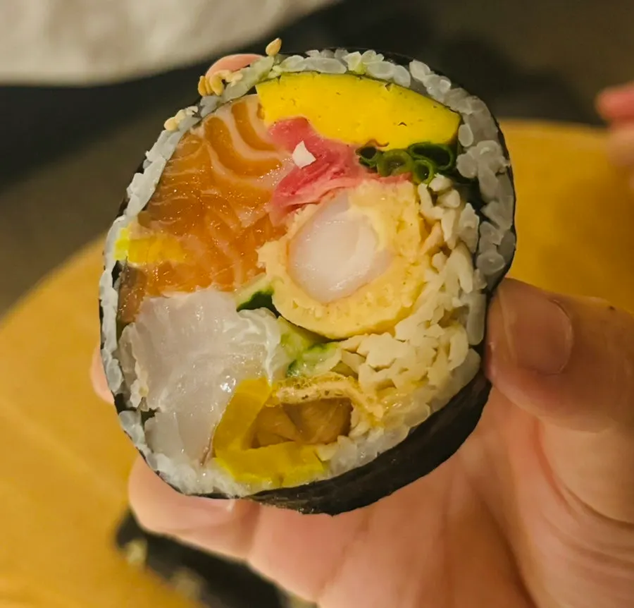 铺着厚实青花鱼肉的压寿司