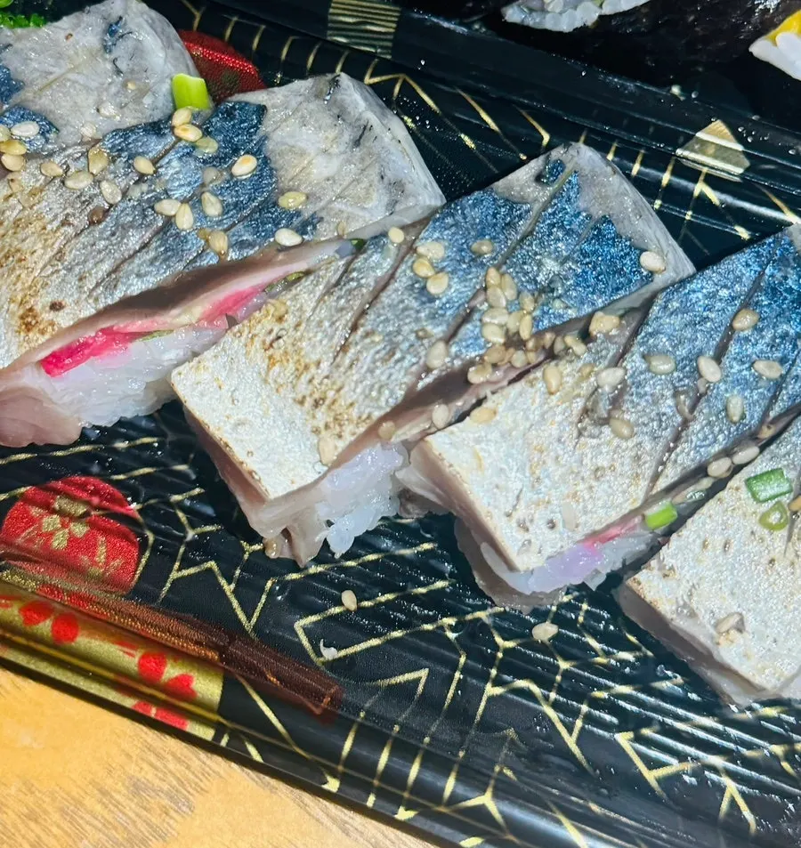 配着芥末的一块青花鱼压寿司