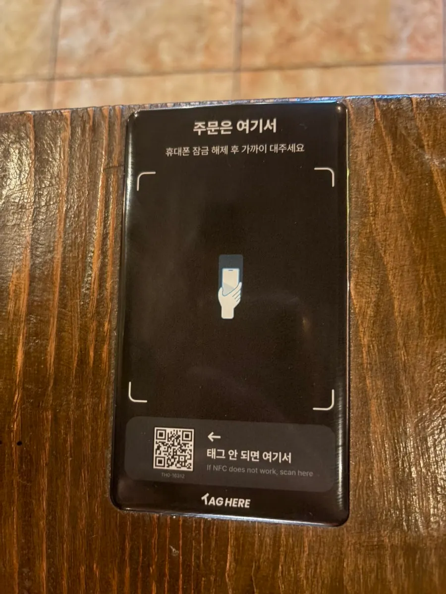 주황 조명이 켜진 딕시스 매장 내부