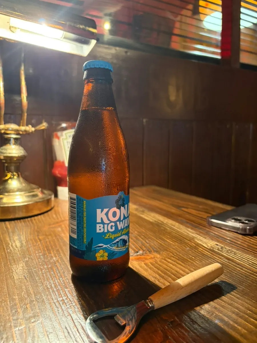 테이블에 놓인 빅웨이브 병맥주