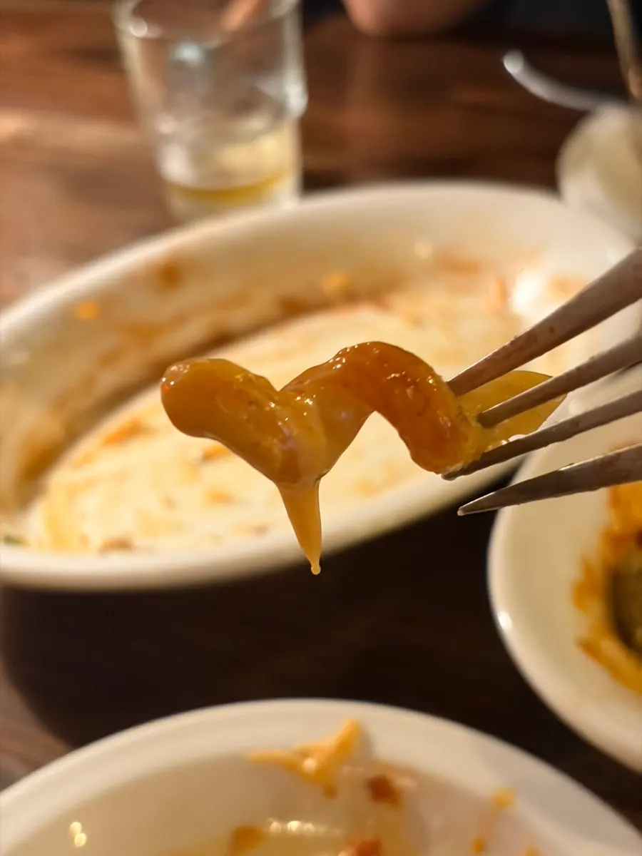 핫소스가 뿌려진 맥앤치킨보울