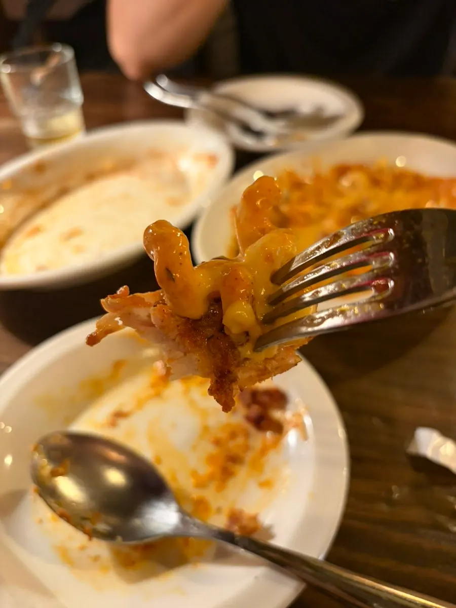 꼬불꼬불한 마카로니의 꾸덕한 맥앤치즈