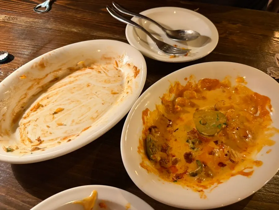 맥앤치즈와 맥주를 함께 놓은 테이블