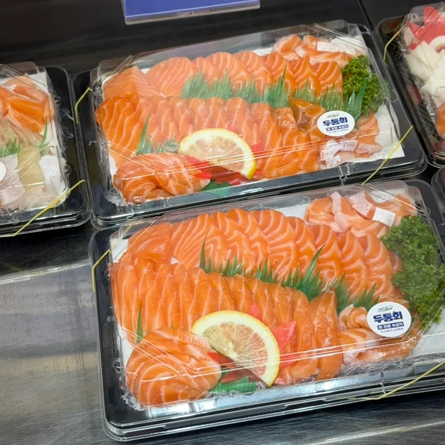 Generous flatfish fin sashimi in the assorted platter