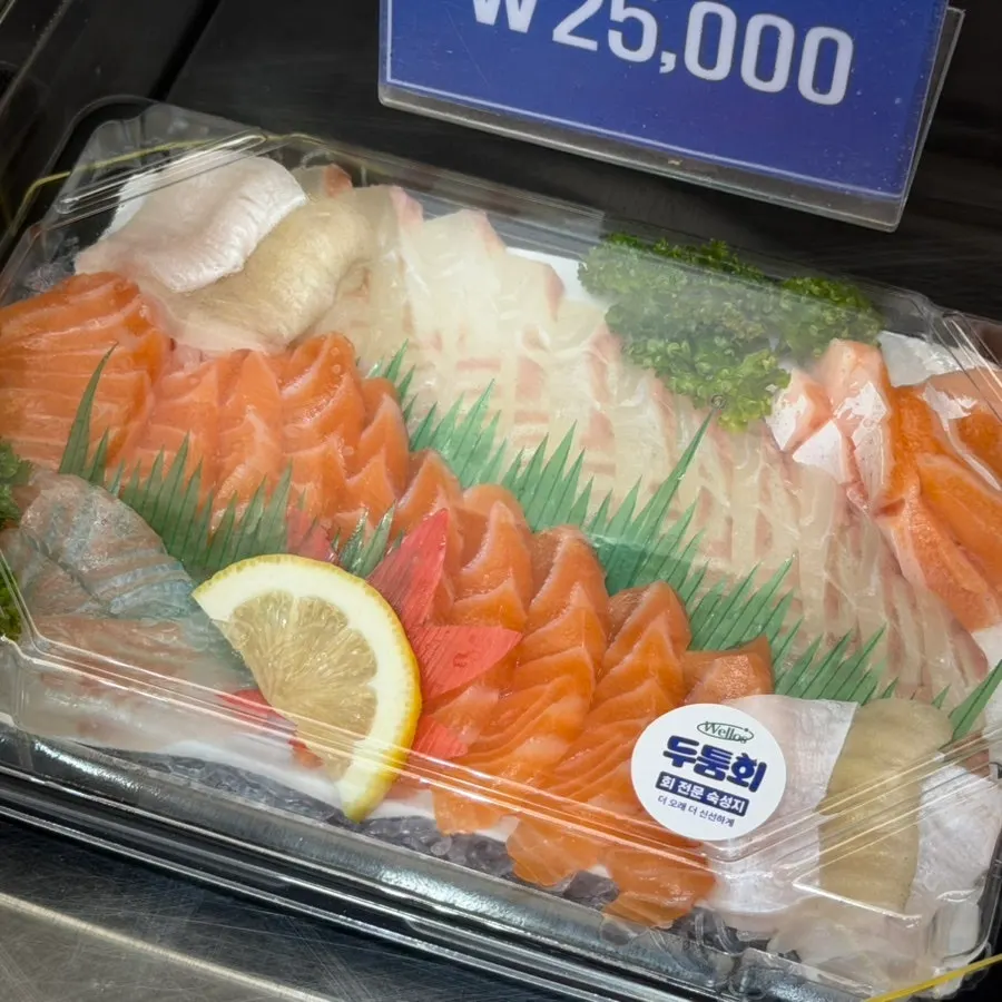 Full view of the Dutum Signature assorted sashimi platter