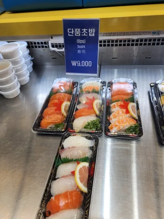 Sushi and futomaki on display at Dutumhoe