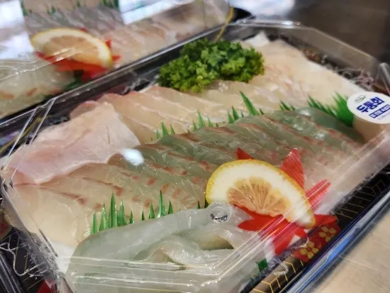 Various sashimi types displayed at Dutumhoe