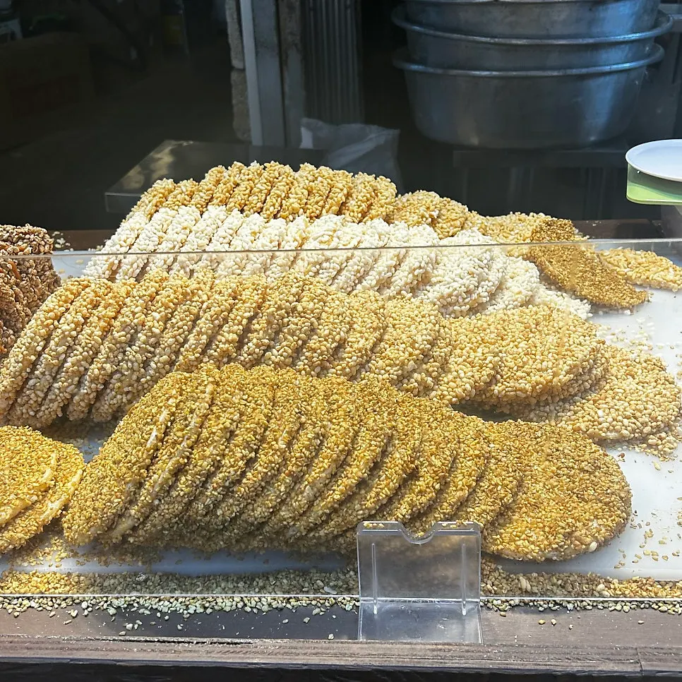 도넛 모양 오란다가 놓인 진열 모습