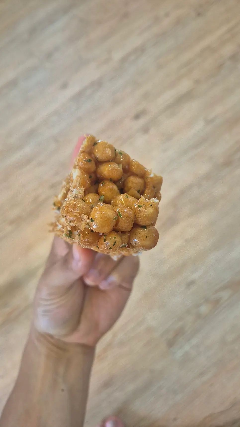 세 겹으로 겹쳐진 두툼한 마농 오란다 한 조각