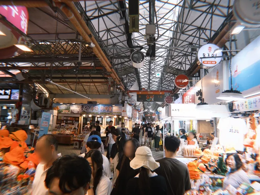 Storefront of Cheongchuni Oranda at Jeju Dongmun Market