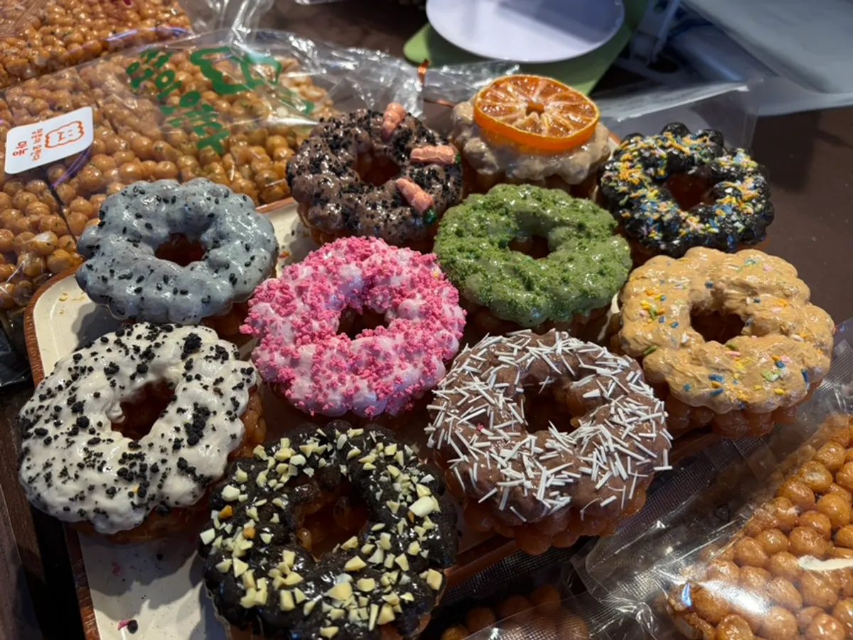 Assorted donut-shaped oranda in various flavors