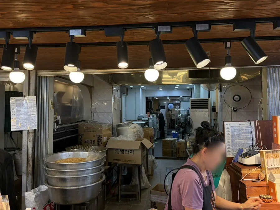 Shop counter where the owner cuts and explains the oranda