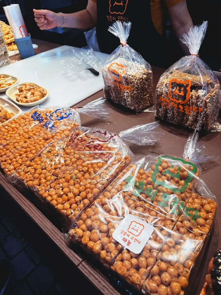 Display of plain-flavored gwajul