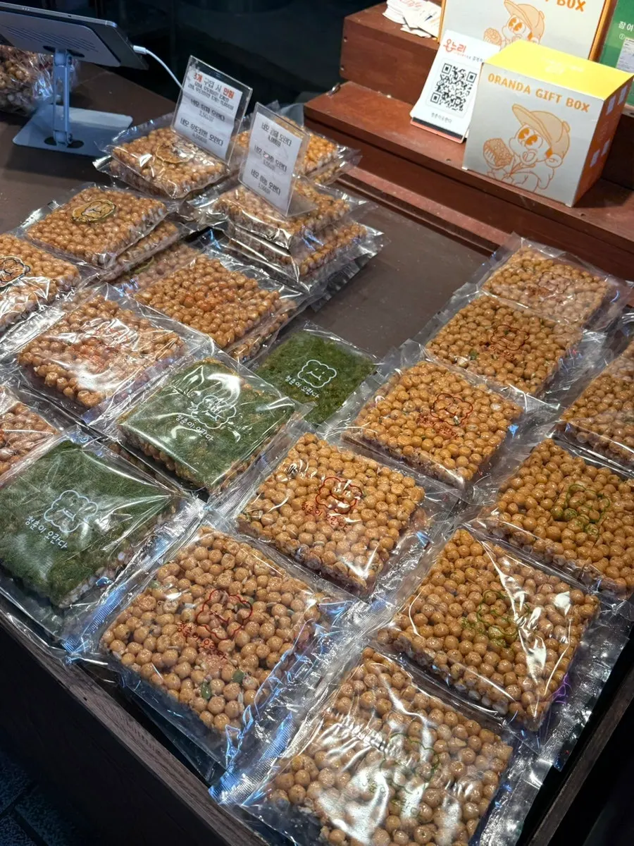 Individually packaged oranda snacks sorted by flavor
