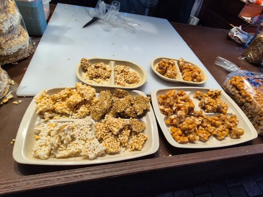 食べ物とお土産が並ぶ済州東門市場の風景