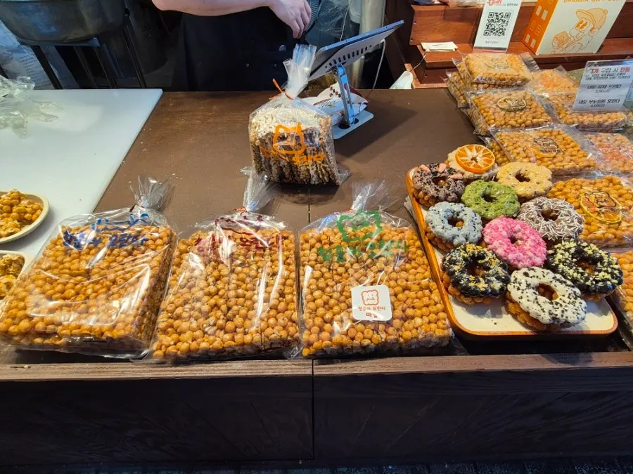 チョンチュニオランダの店に並ぶ手作りオランダ
