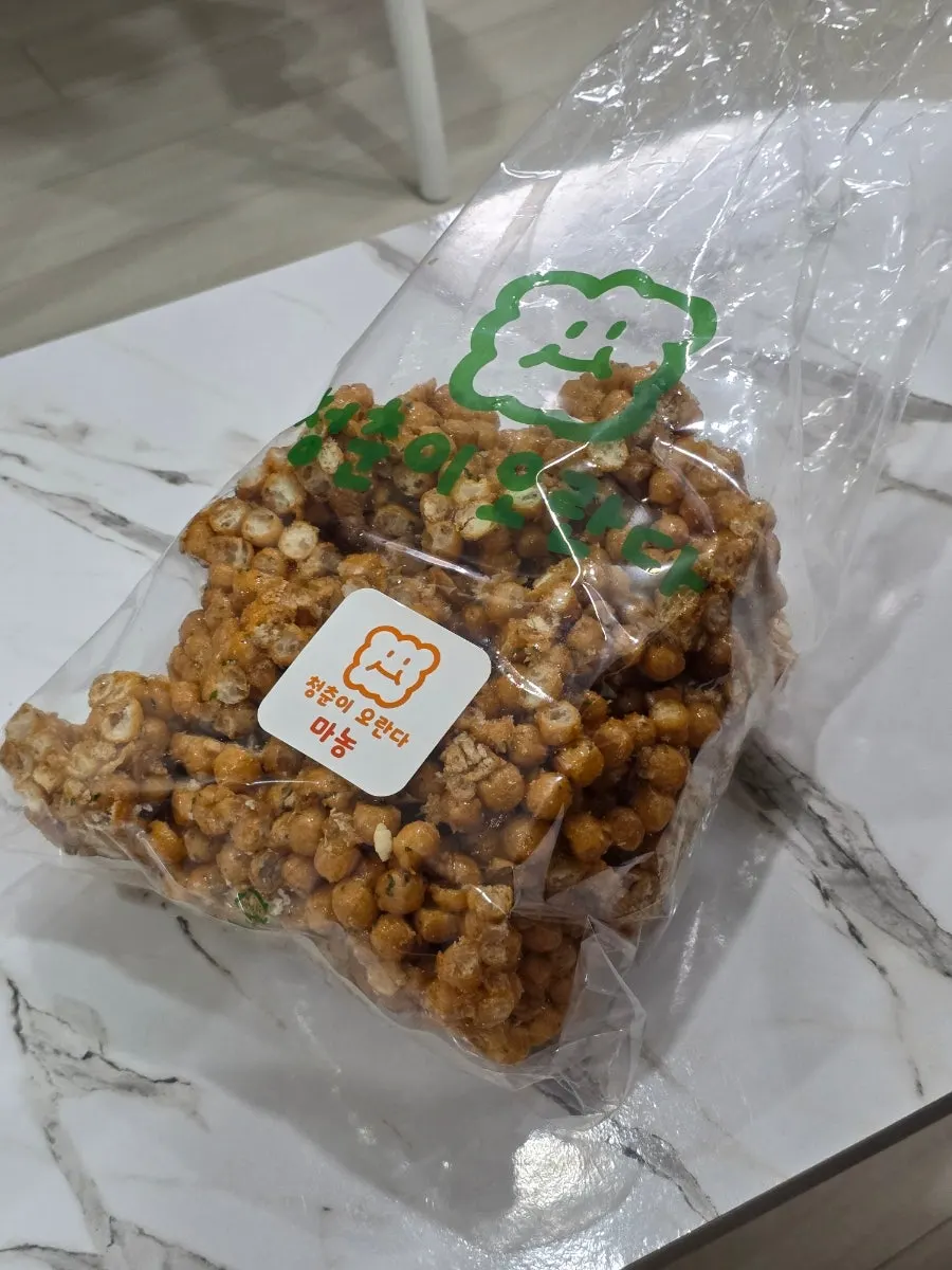 봉지를 연 마농 오란다 알갱이
