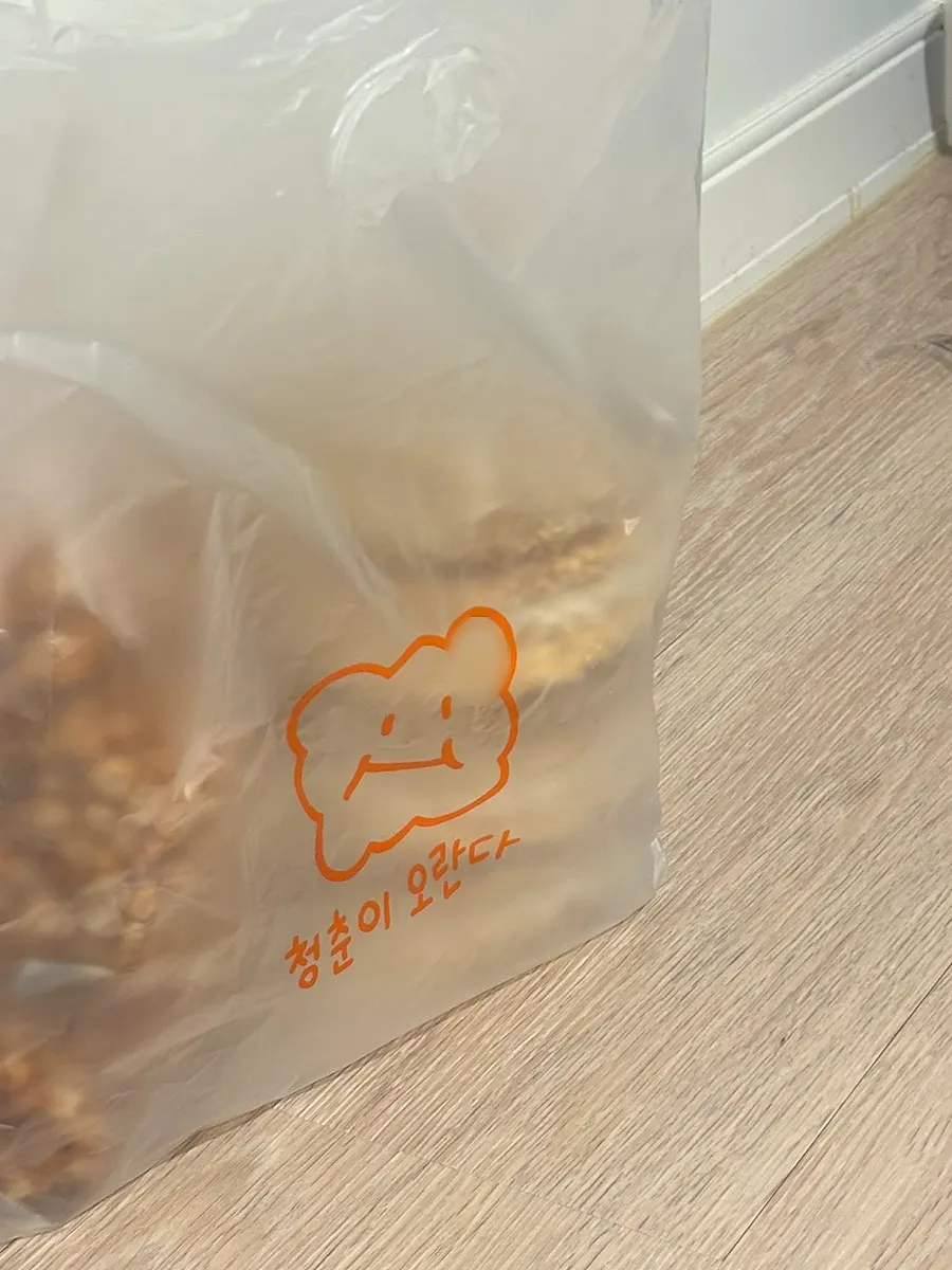 청춘이오란다 캐릭터가 그려진 포장 봉투