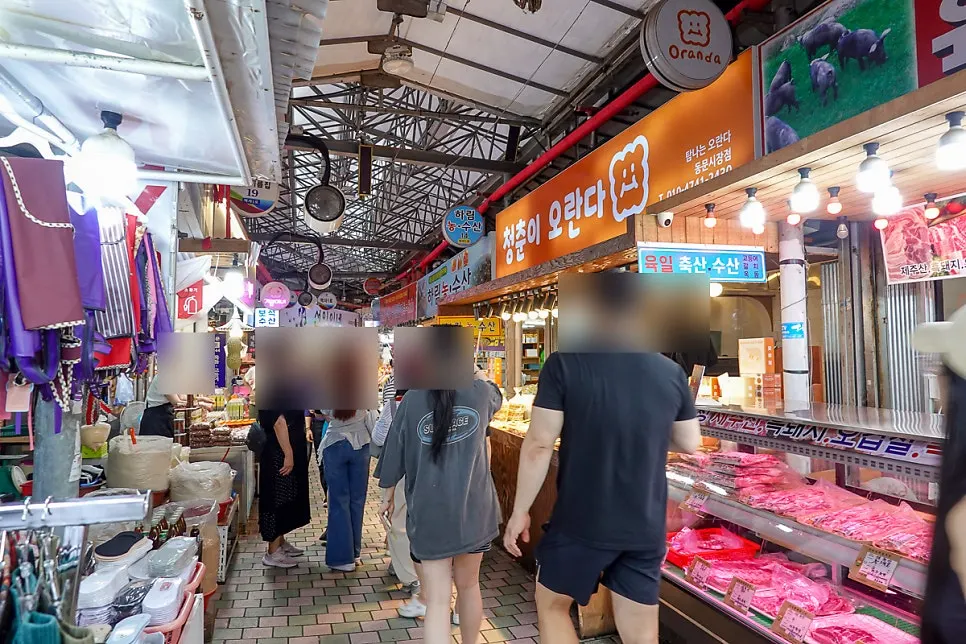 Khung cảnh xung quanh cổng chợ truyền thống Dongmun